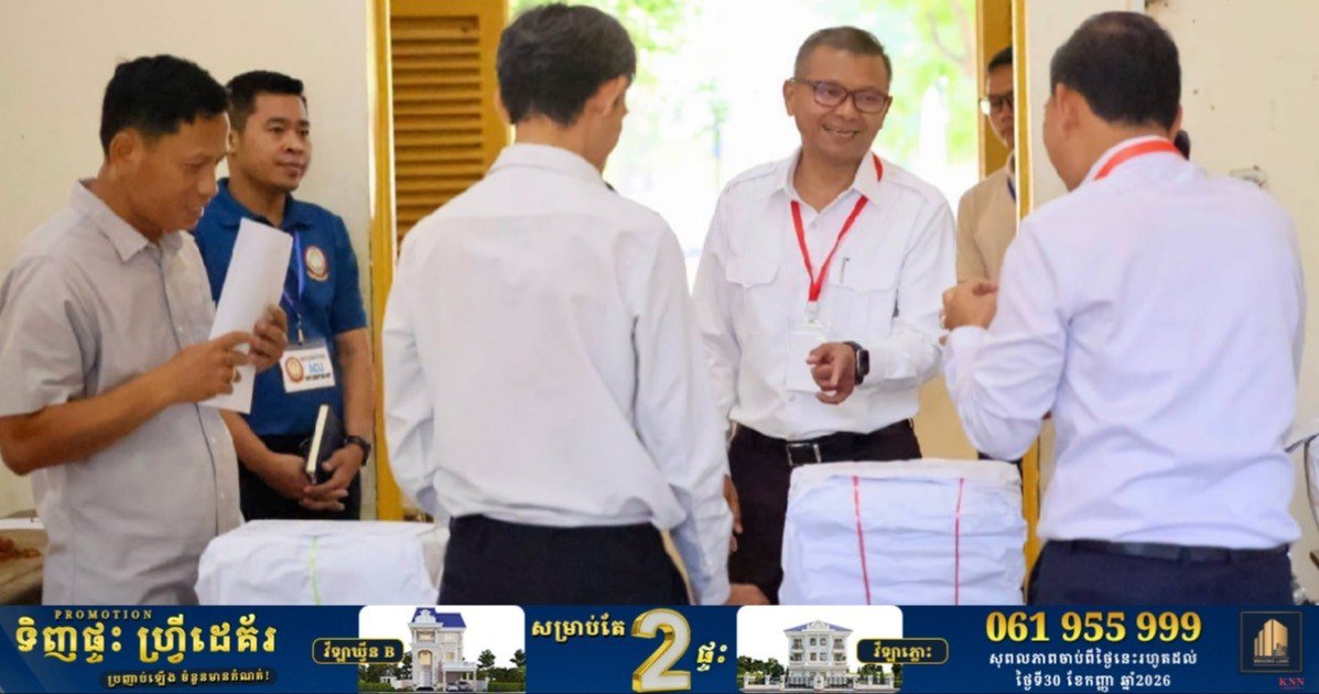 教育部部长视察西索瓦高中考卷回收工作