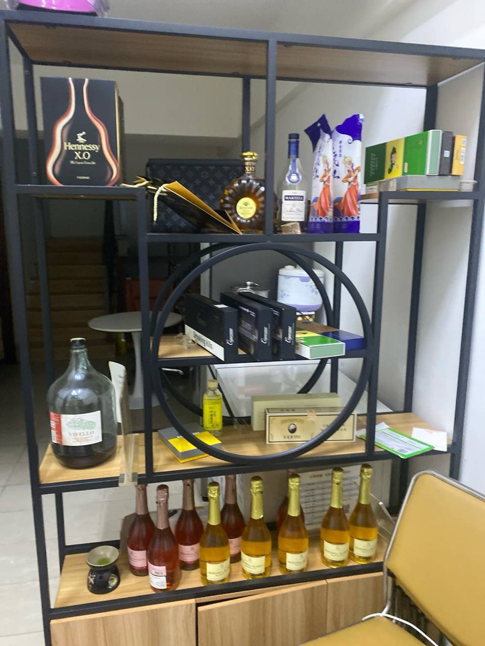 西港海景苑三层烟酒店转让 家具家电齐全