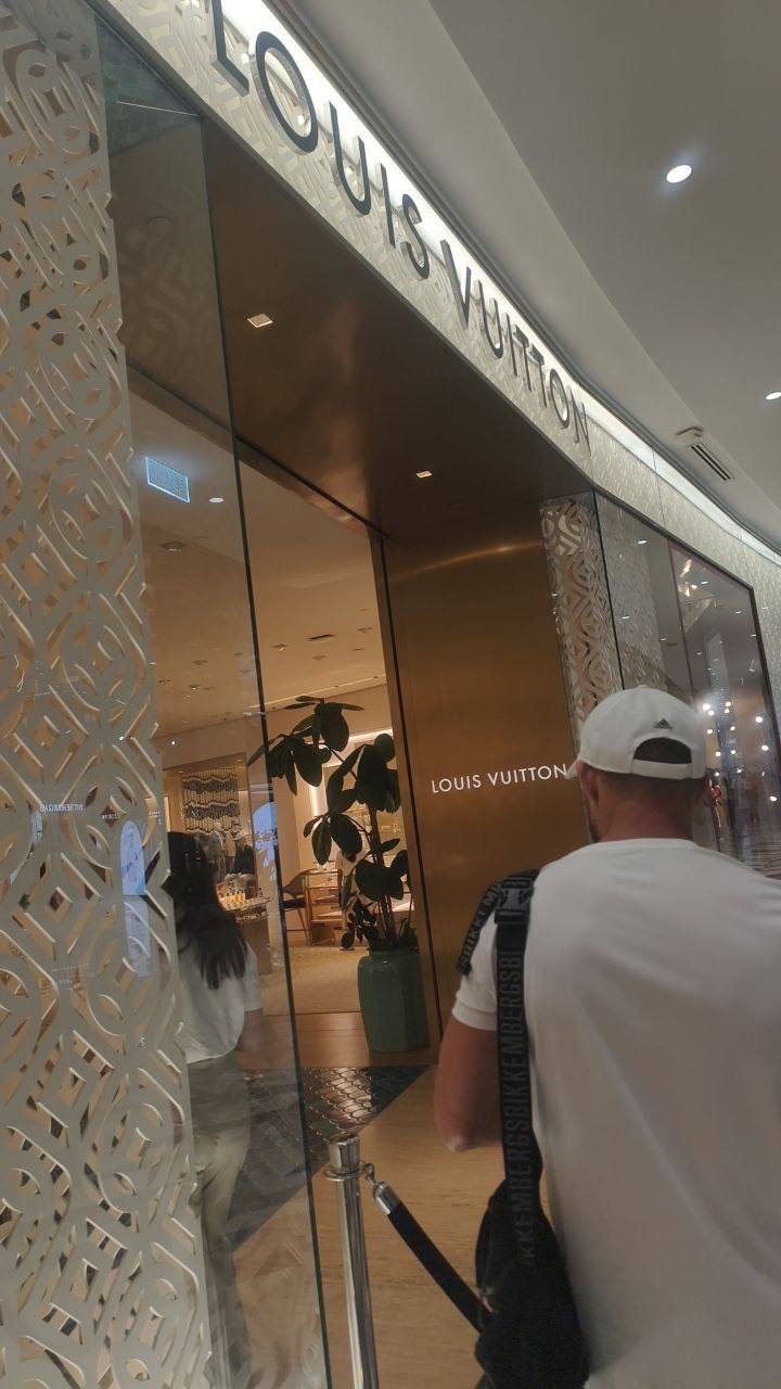 西港凯旋附近转让LV Neverfull小号 仅试背一次$1