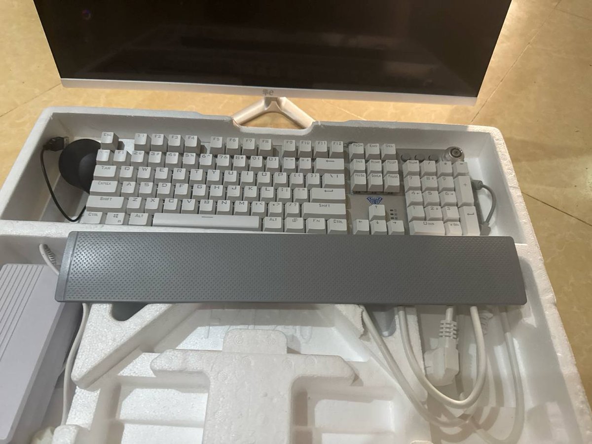 西港转让办公一体机及机械键盘 打包价$99