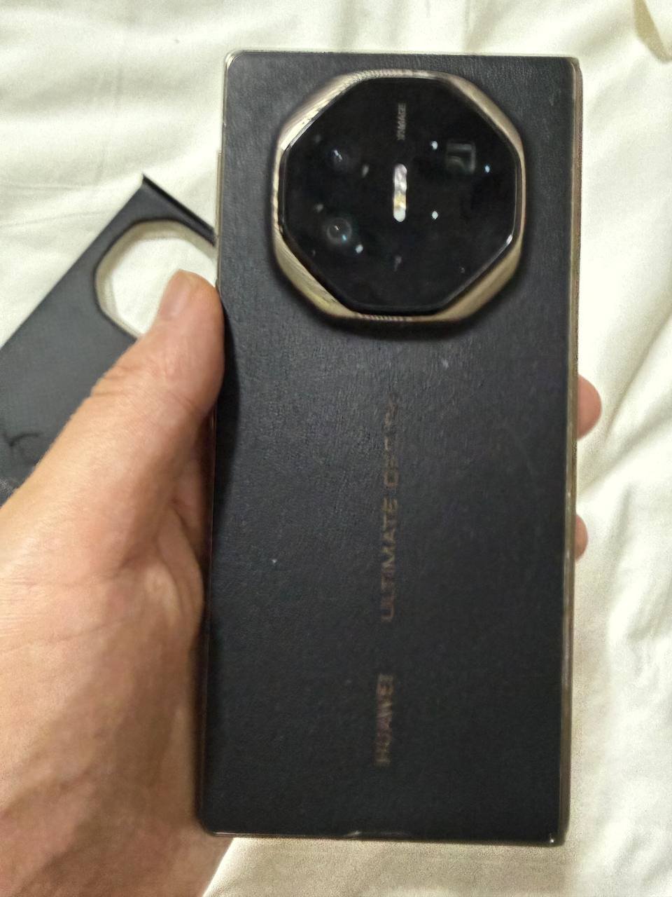 西港转让华为非凡大师三折叠手机 售价$1200