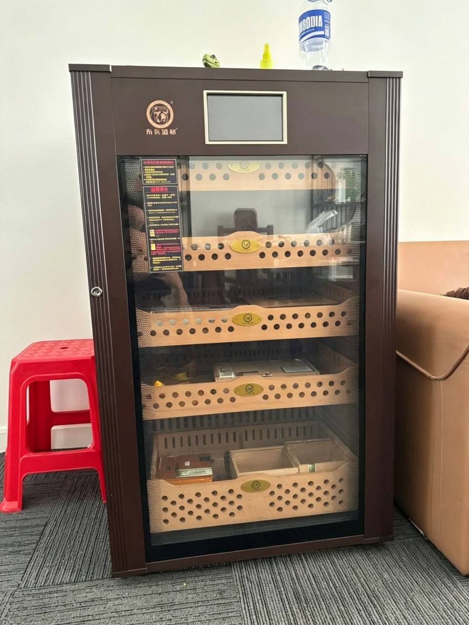 金边永旺2附近转让大型雪茄柜 价格私聊