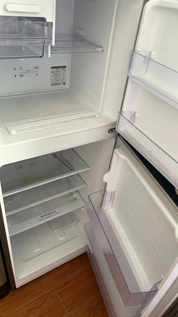 西港出售二手冰箱 99新小冰箱$100大冰箱$200