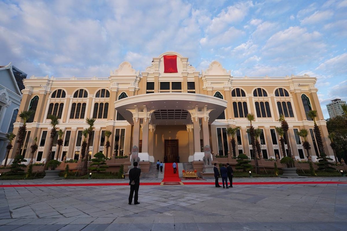 西哈莫尼国王主持柬参议院团结宫落成典礼