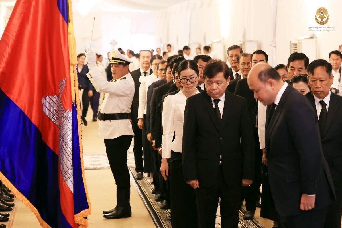 洪玛尼副总理率团悼念已故参议员廷蓬