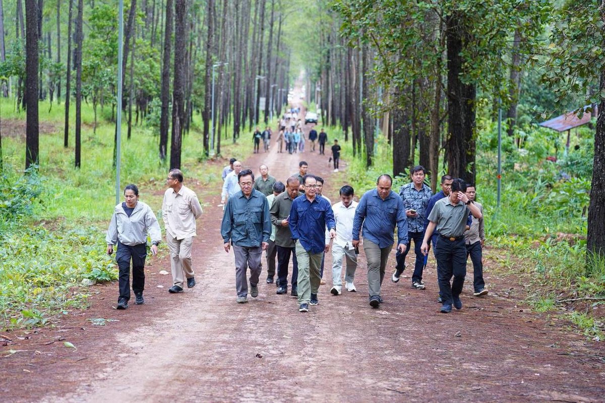 洪玛奈总理视察基里隆山椰子学校 关注教学环境