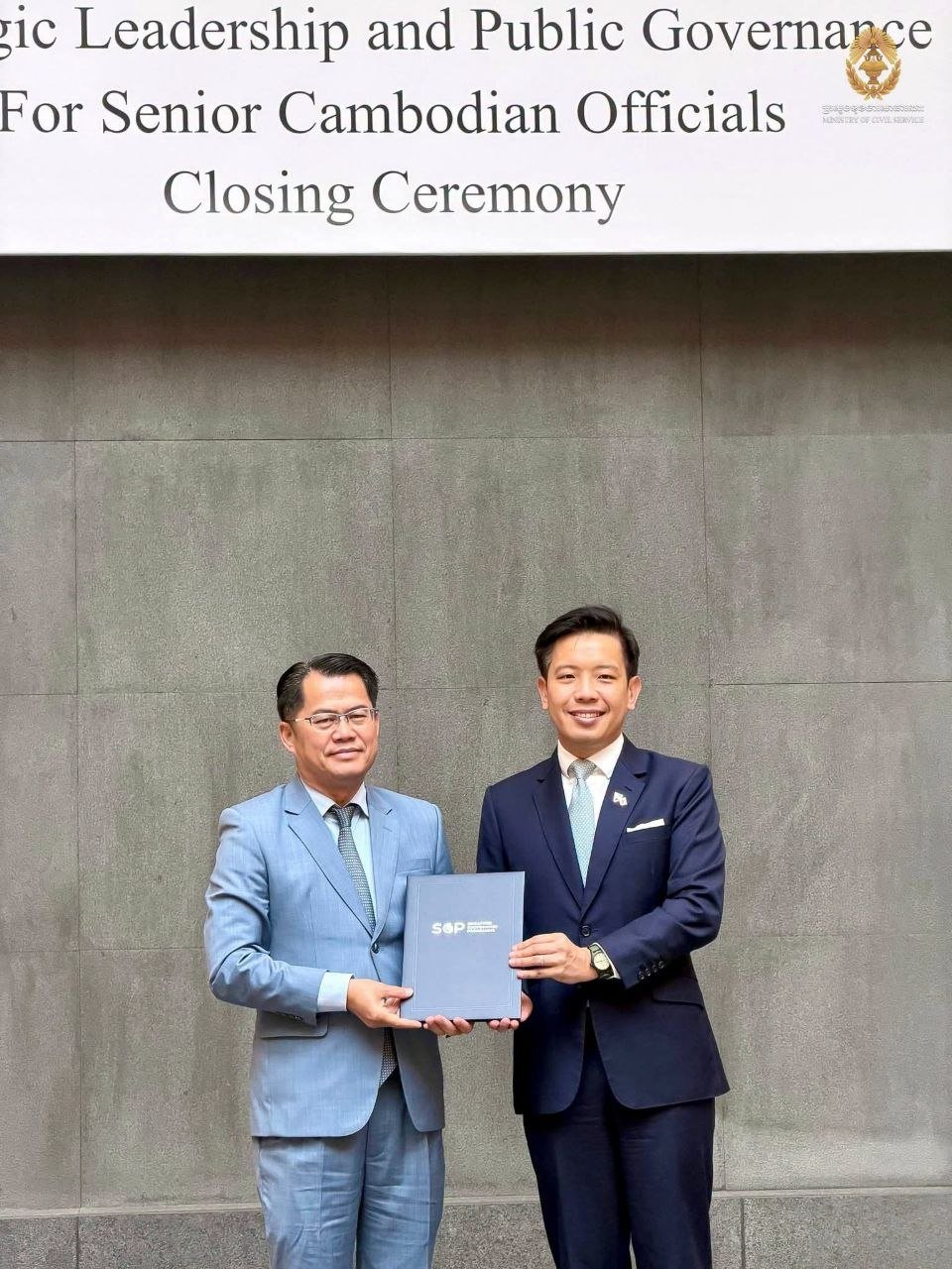柬埔寨30名高官赴新加坡完成公共治理培训
