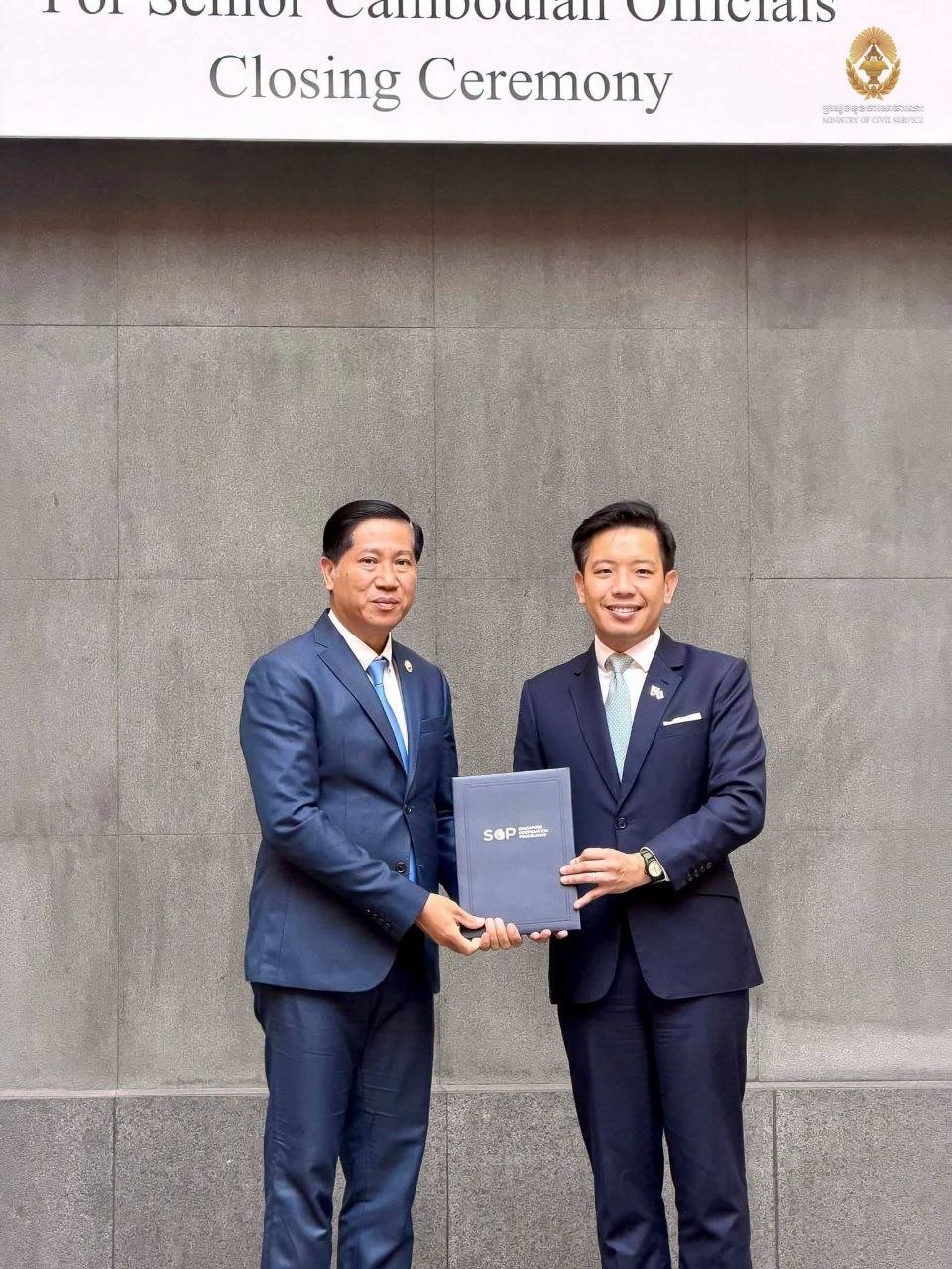柬埔寨30名高官赴新加坡完成公共治理培训
