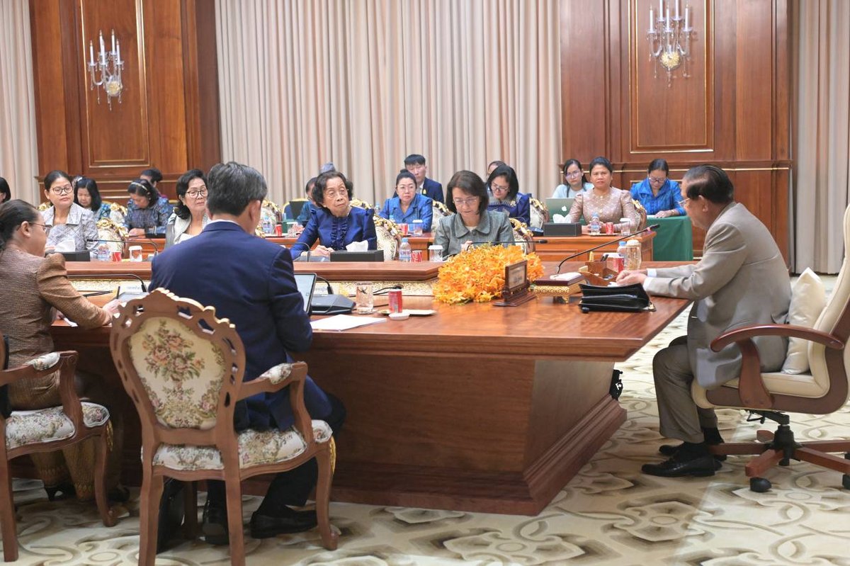 洪森会见国家妇女理事会成员 听取工作汇报