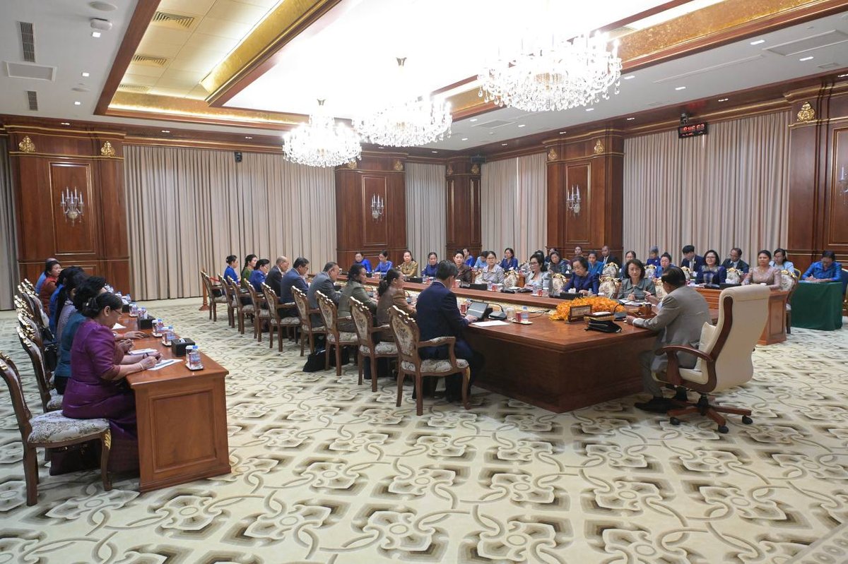 洪森会见国家妇女理事会成员 听取工作汇报