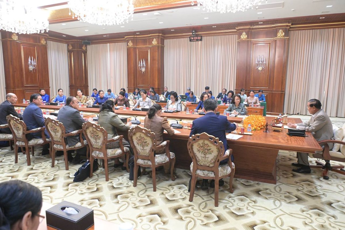 洪森会见国家妇女理事会成员 听取工作汇报