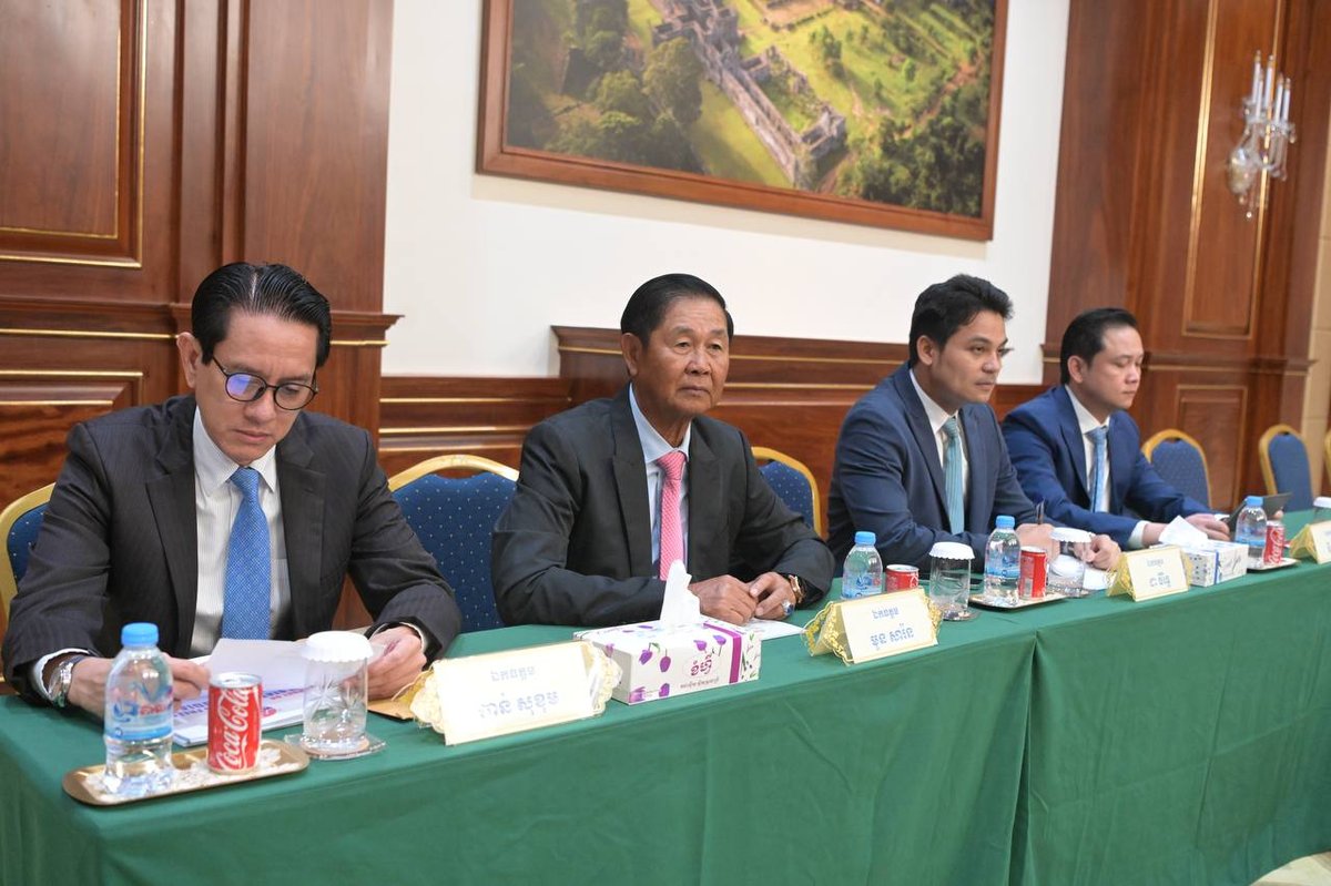 洪森会见国家妇女理事会成员 听取工作汇报