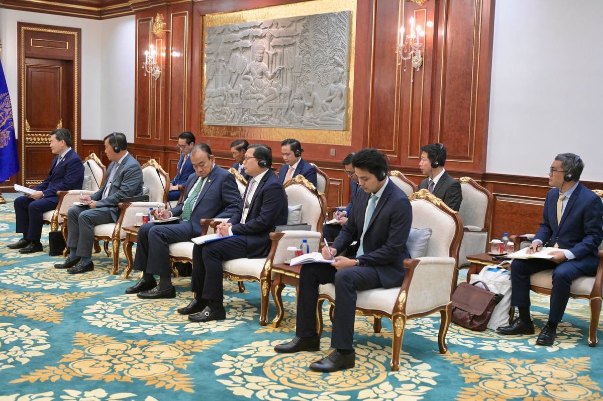 洪森会见中国外交学院院长Gao Fei 推动教育交流