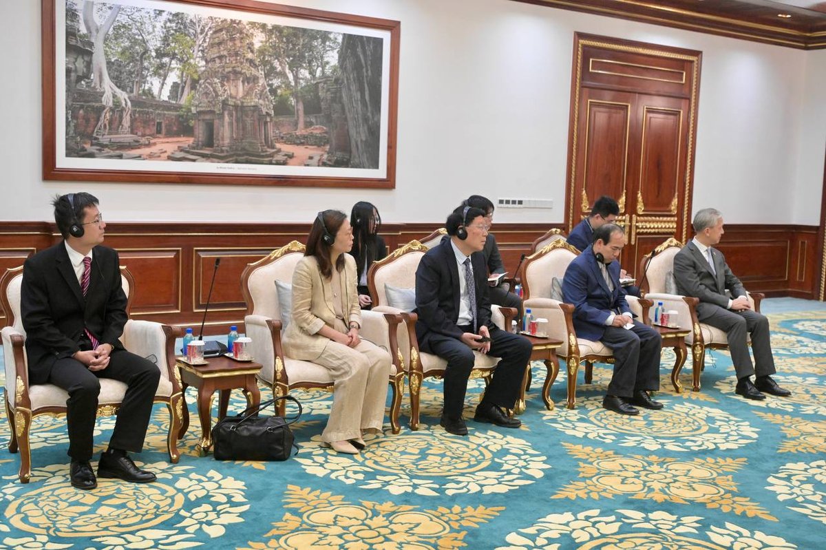 洪森会见中国外交学院院长Gao Fei 推动教育交流