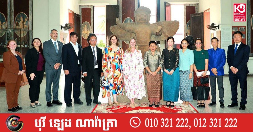 美国外交官员访问柬埔寨国家博物馆