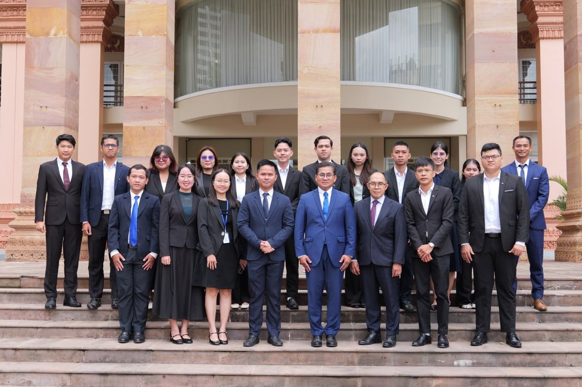 柬埔寨留学生联合会组织获爱尔兰及韩国奖学金的学生会见外交部代