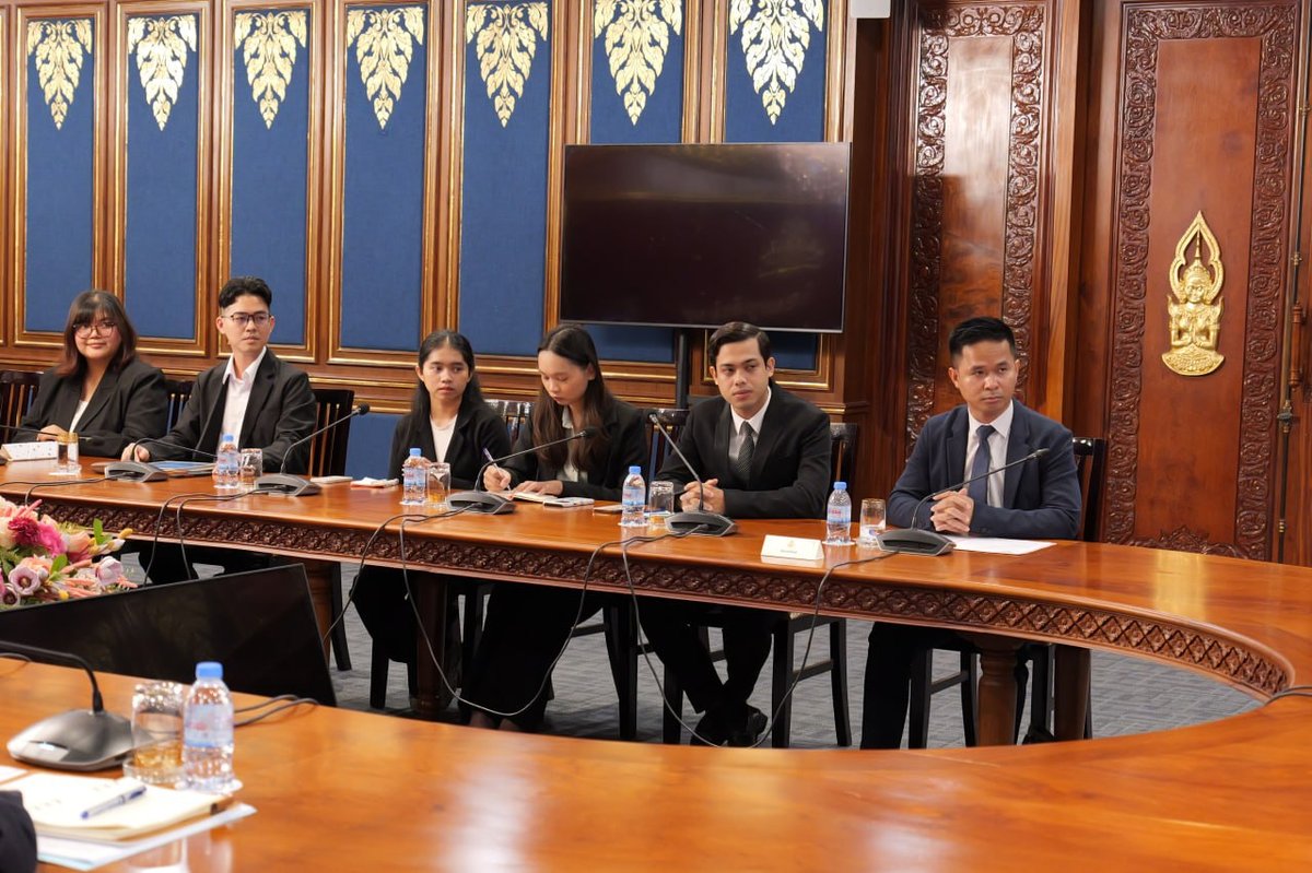 柬埔寨留学生联合会组织获爱尔兰及韩国奖学金的学生会见外交部代