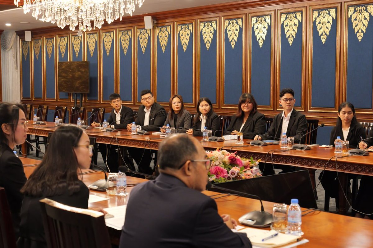 柬埔寨留学生联合会组织获爱尔兰及韩国奖学金的学生会见外交部代