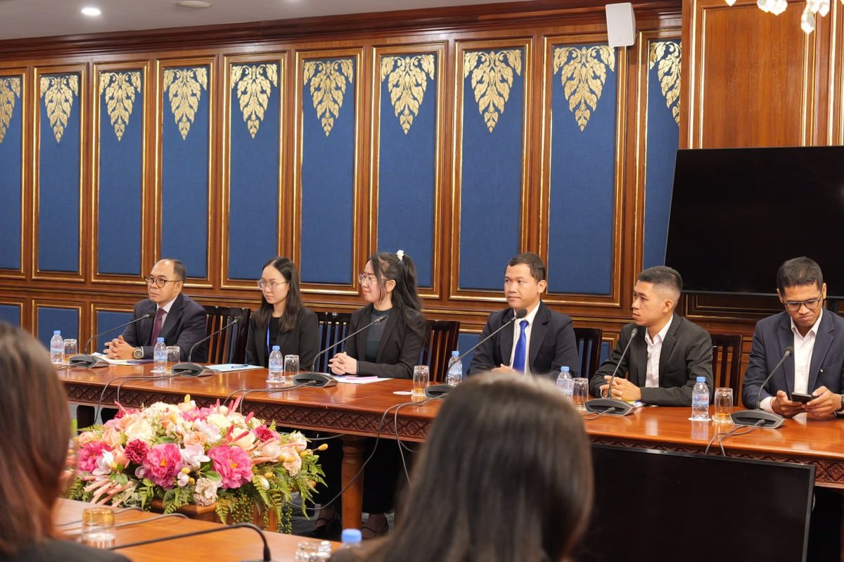 柬埔寨留学生联合会组织获爱尔兰及韩国奖学金的学生会见外交部代
