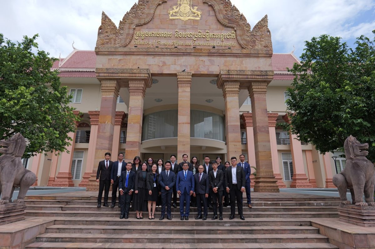 柬埔寨留学生联合会组织获爱尔兰及韩国奖学金的学生会见外交部代