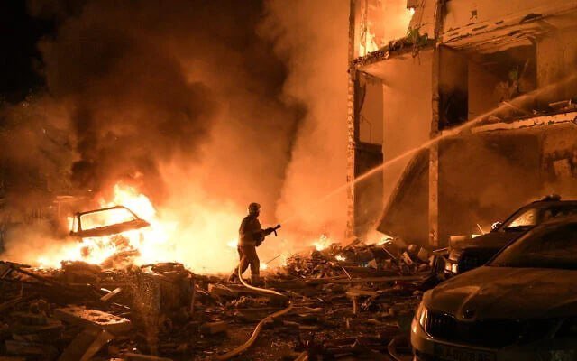 俄乌冲突持续升级 双方交火致14人死亡