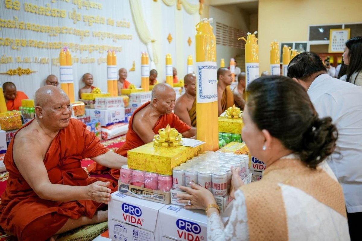 ឥត សារ៉ាត់ 赴暹粒46座寺庙开展守夏节捐赠活动
