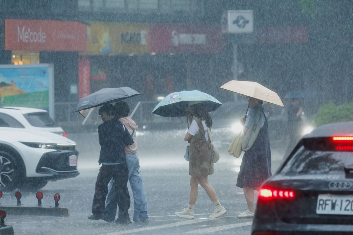 北京发布极端天气预警 预计24小时内强降雨