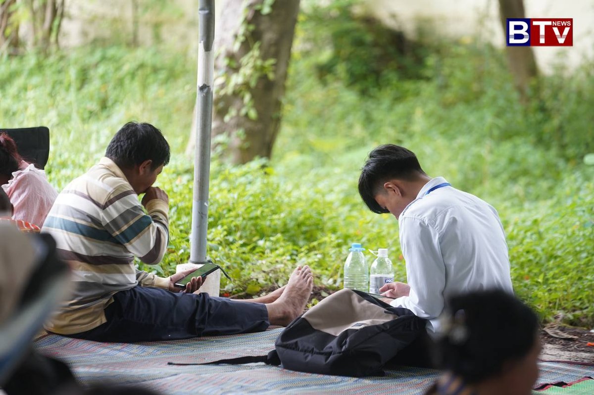 柬埔寨高考次日顺利结束 家长考场外陪餐暖心互动