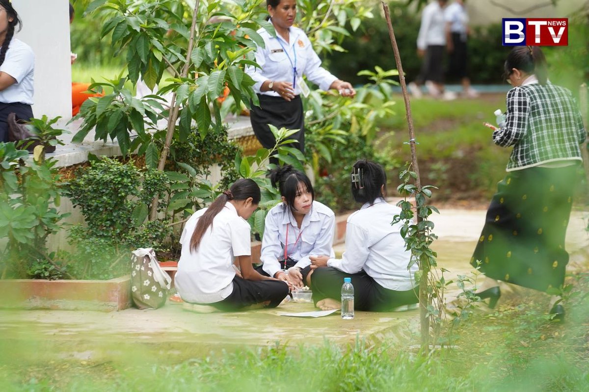 柬埔寨高考次日顺利结束 家长考场外陪餐暖心互动