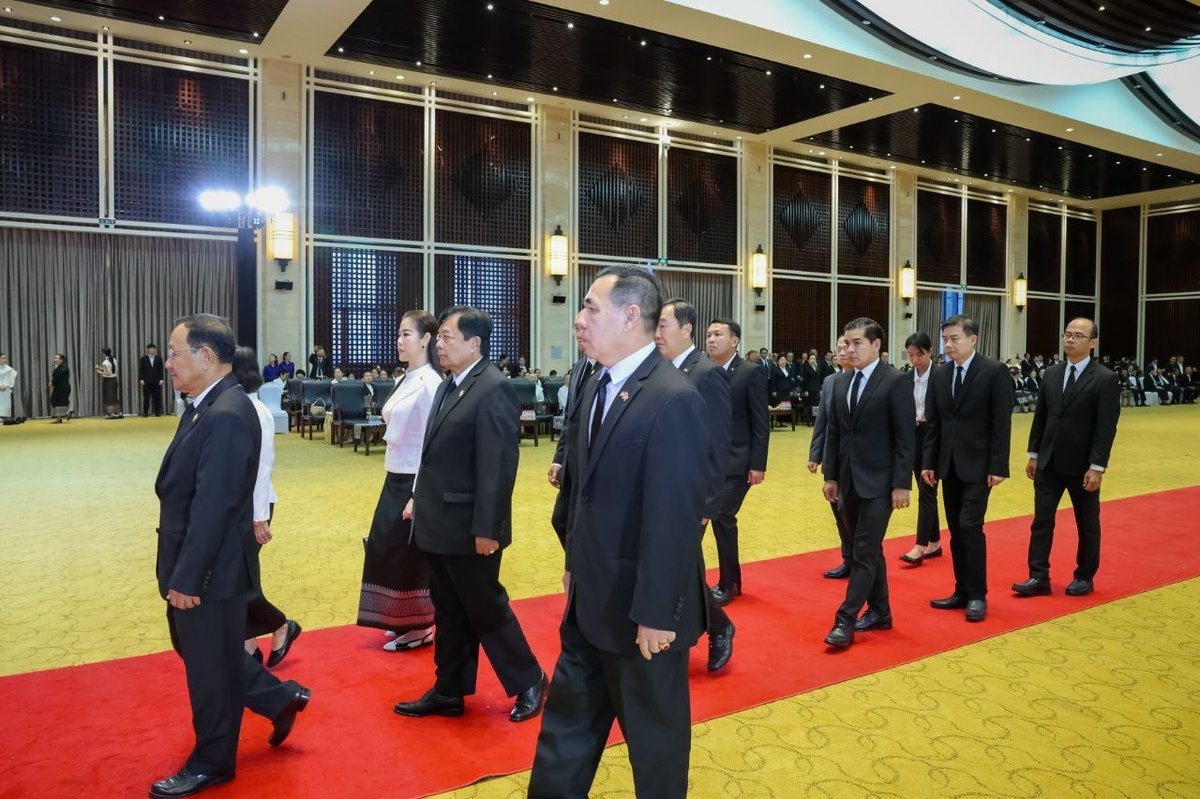 柬埔寨国会代表团赴老挝吊唁前议长