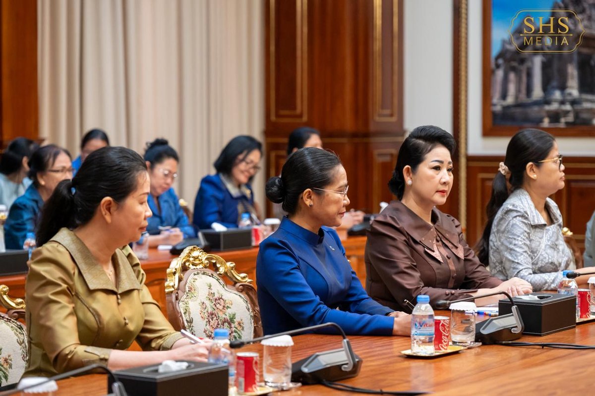 柬埔寨参议院主席洪森在参议院会见柬埔寨妇女理事会代表团,双方
