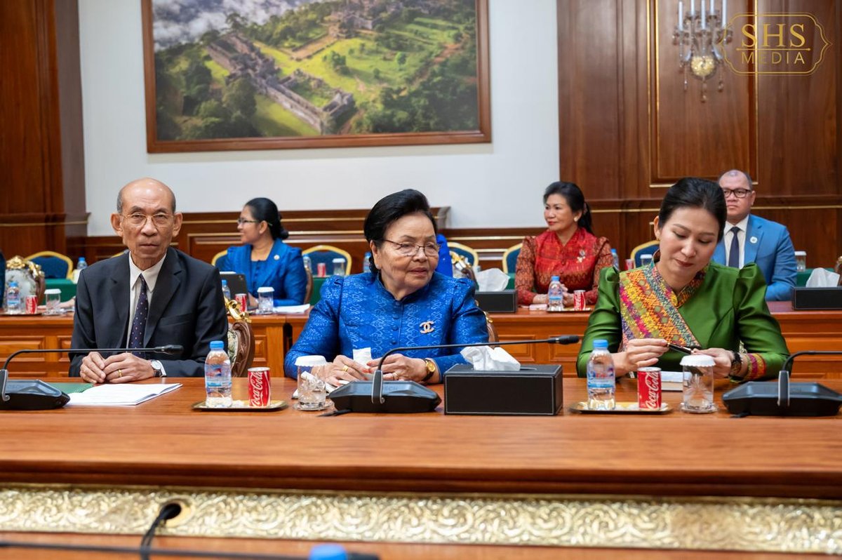柬埔寨参议院主席洪森在参议院会见柬埔寨妇女理事会代表团,双方