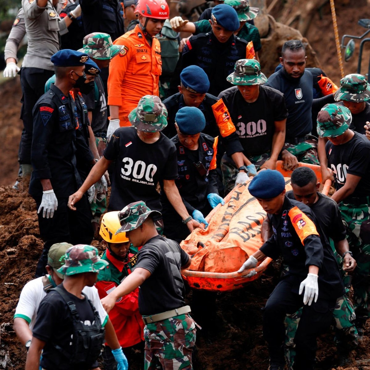 印尼地震已造成38人死亡,救援队正全力抢救伤者并送往医院救治