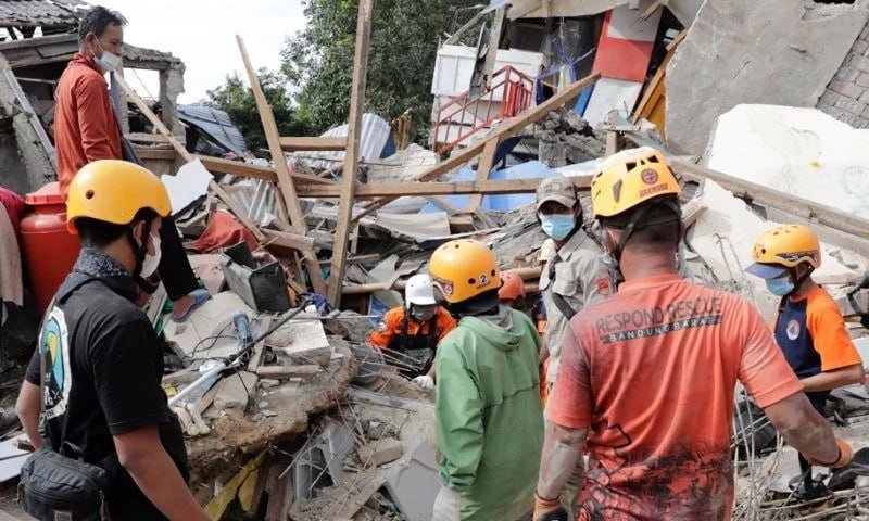 印尼地震死亡人数升至近70人 数千人流离失所