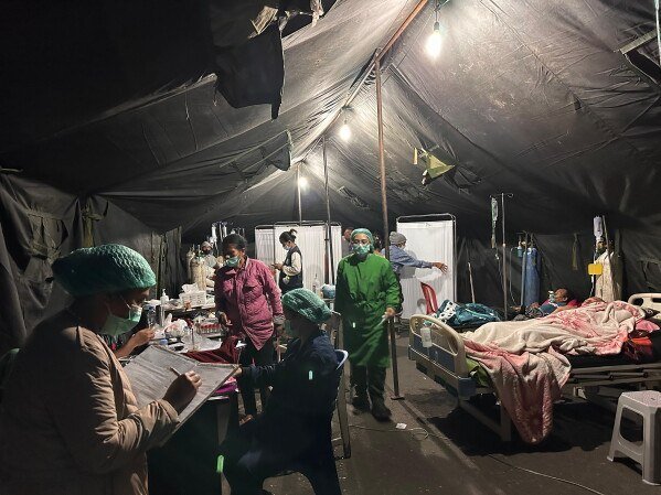 印尼地震死亡人数升至近70人 数千人流离失所