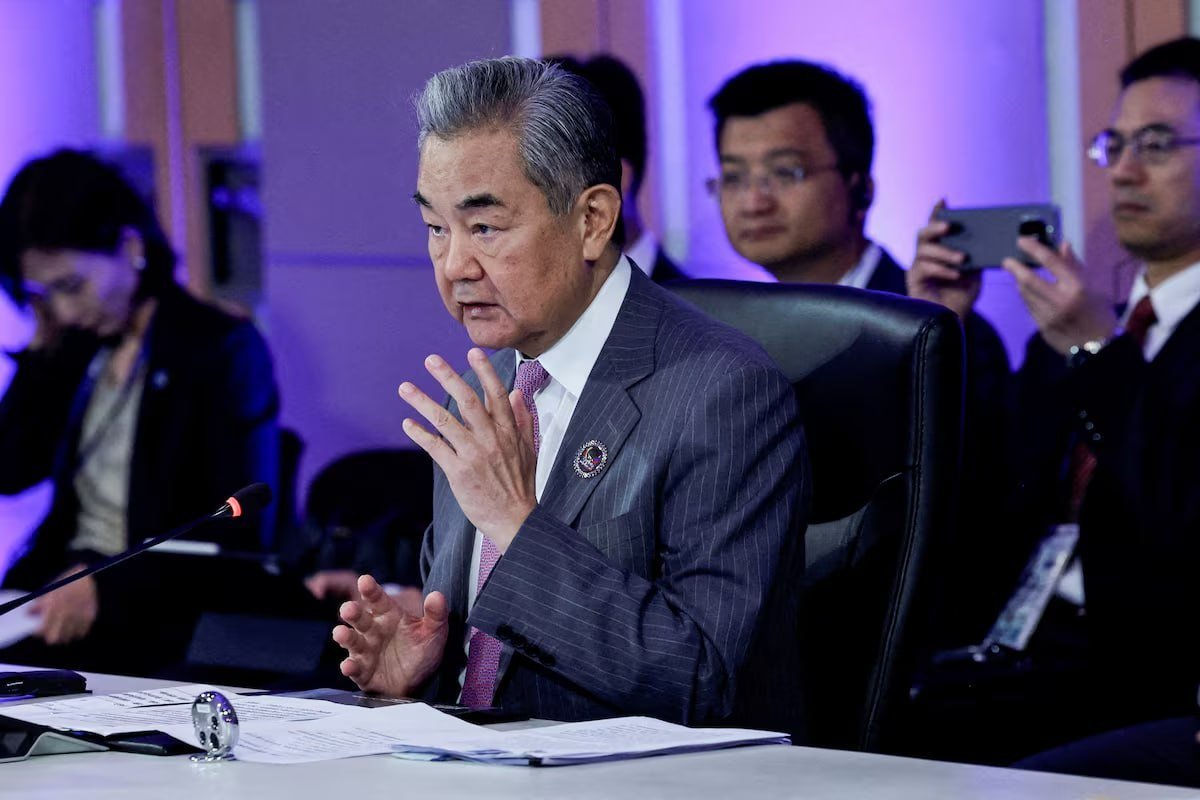 中国外交官员与韩国外交官员举行会晤，就当前朝鲜半岛局势及外交