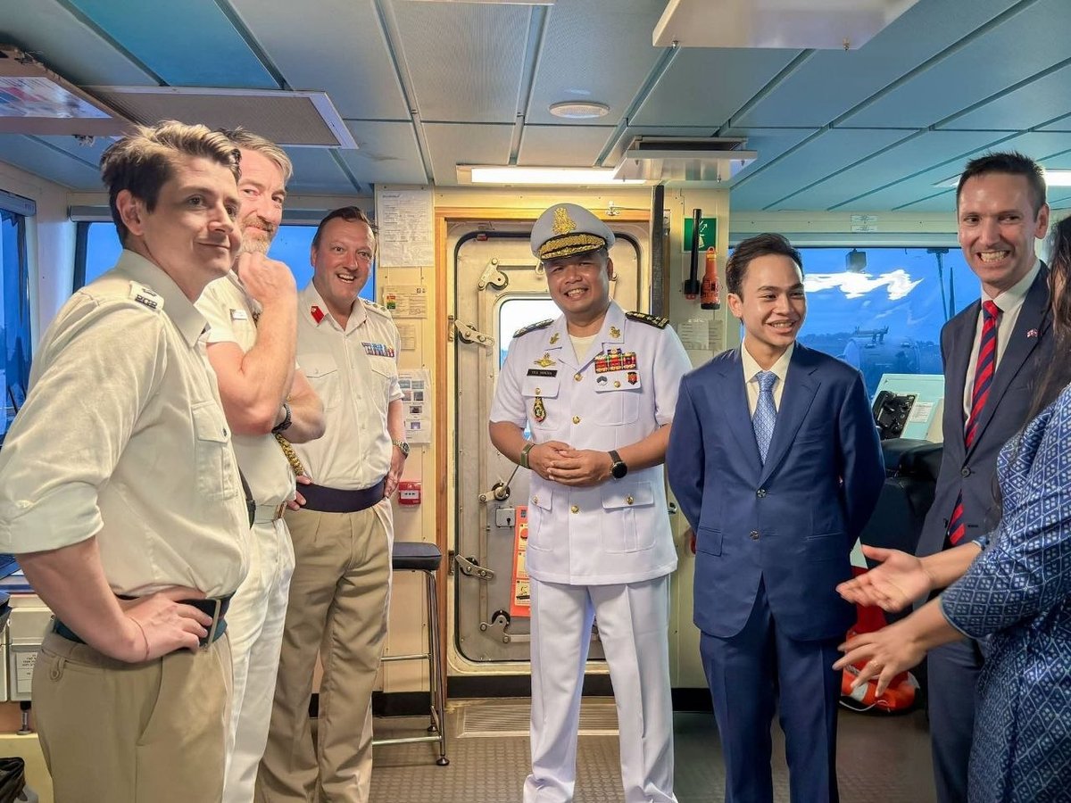 英国海军舰艇停靠云壤基地 开展联合训练
