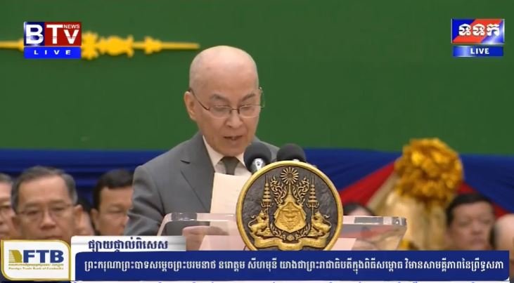柬埔寨国王代表太后,向在场的各位政要