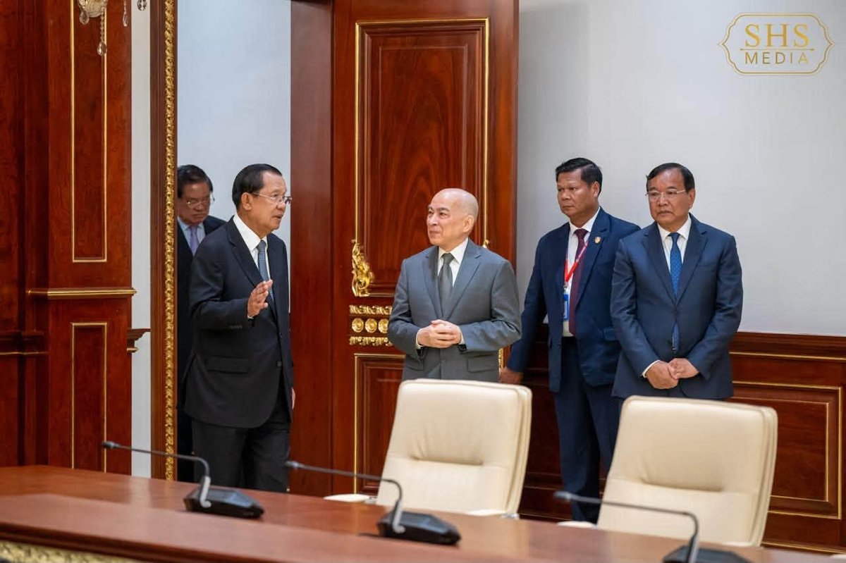 洪森亲王陪同国王视察参议院新大楼