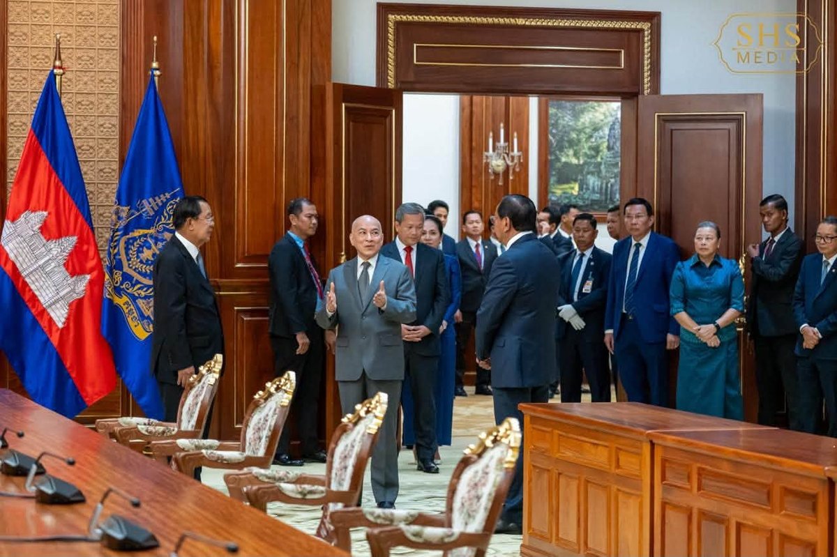洪森亲王陪同国王视察参议院新大楼