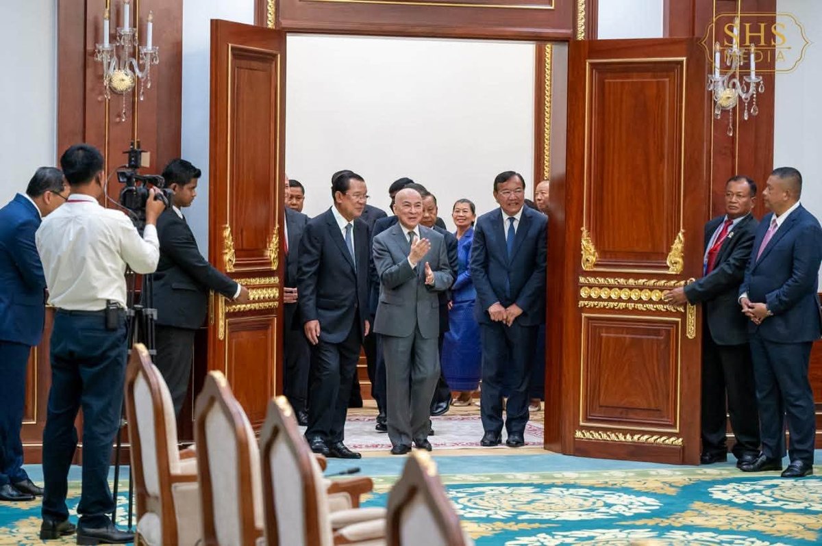 洪森亲王陪同国王视察参议院新大楼