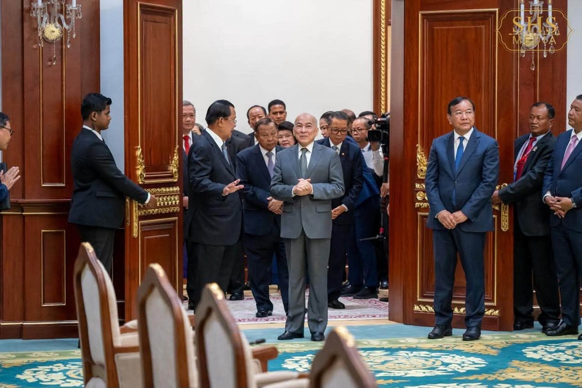 洪森亲王陪同国王视察参议院新大楼