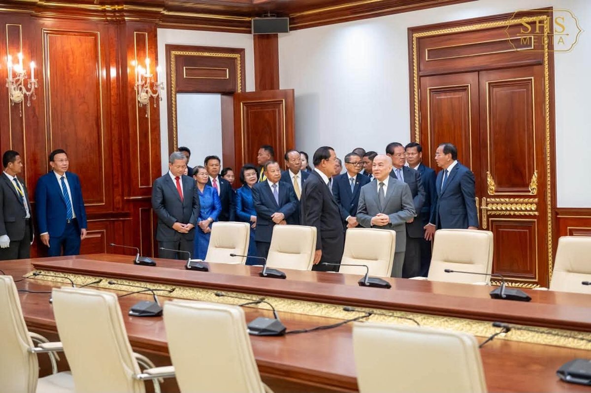 洪森亲王陪同国王视察参议院新大楼