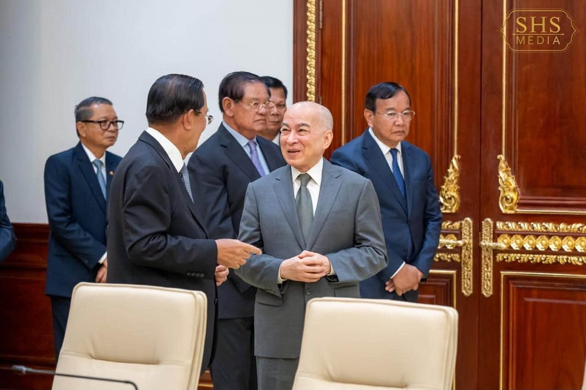 洪森亲王陪同国王视察参议院新大楼
