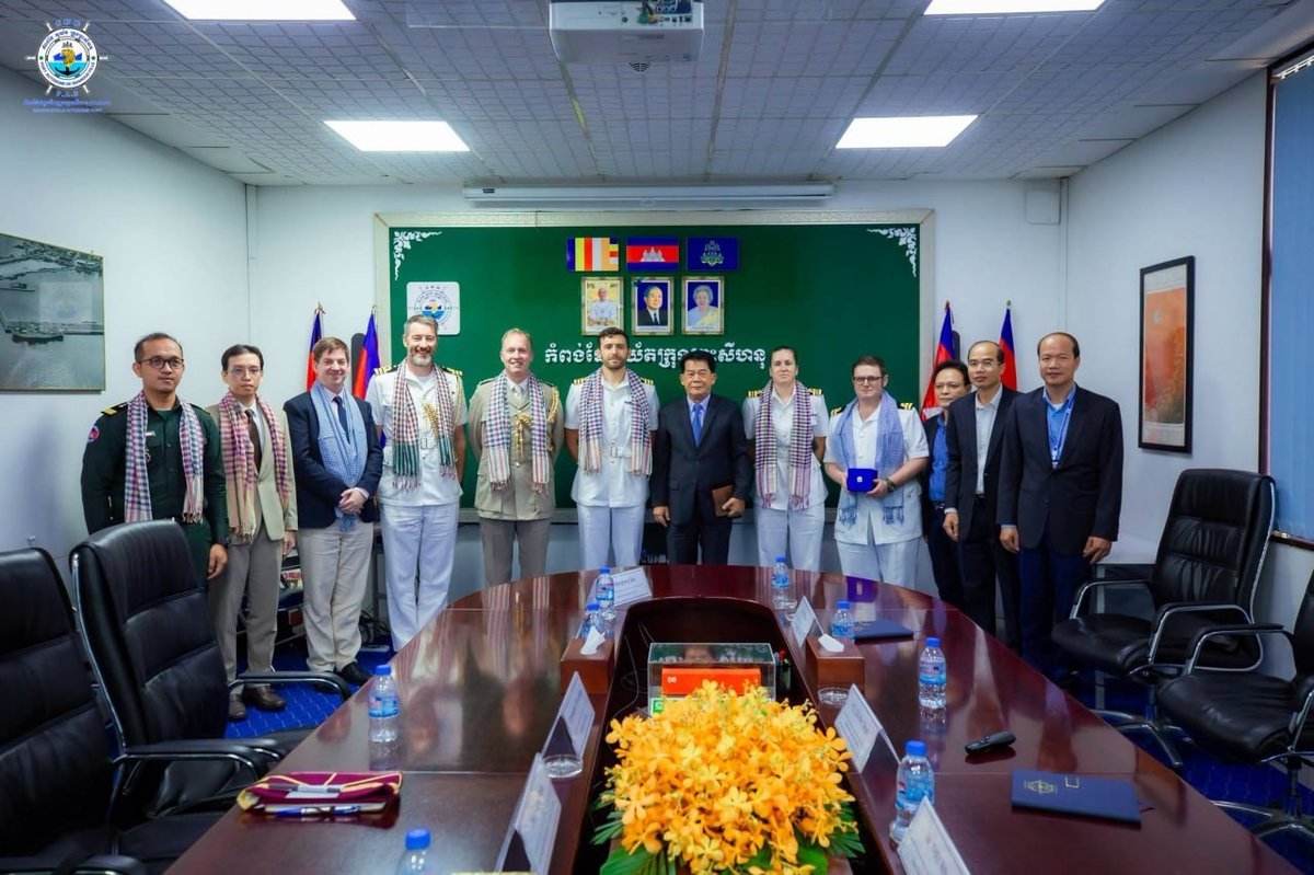 英国海军代表团访问西港自治港,与当地官员进行礼节性会晤并探讨