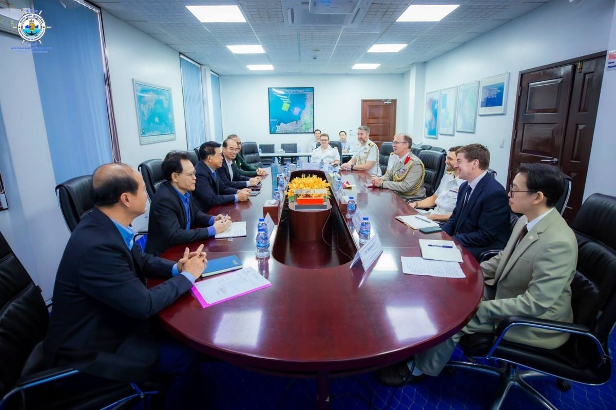 英国海军代表团访问西港自治港,与当地官员进行礼节性会晤并探讨