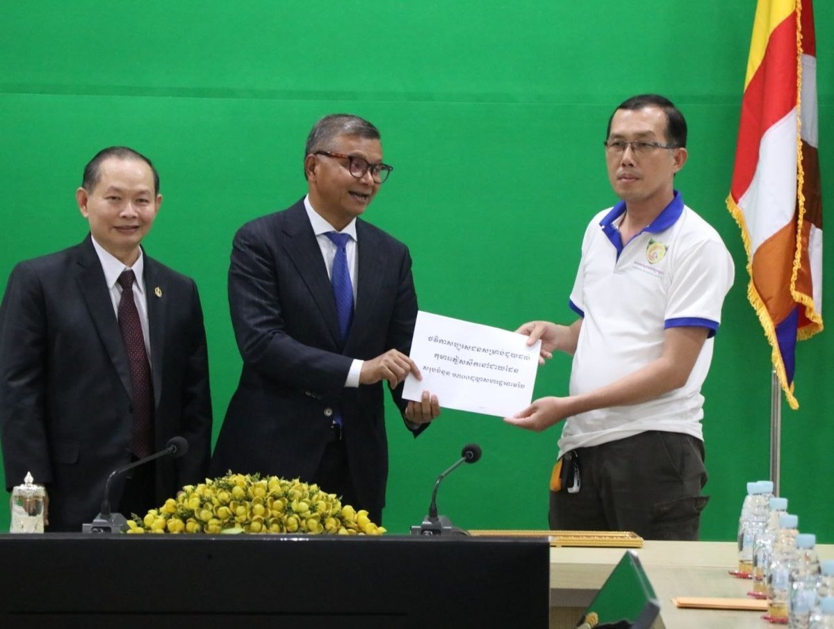 柬埔寨学生在英国国际赛事中斩获多枚奖牌