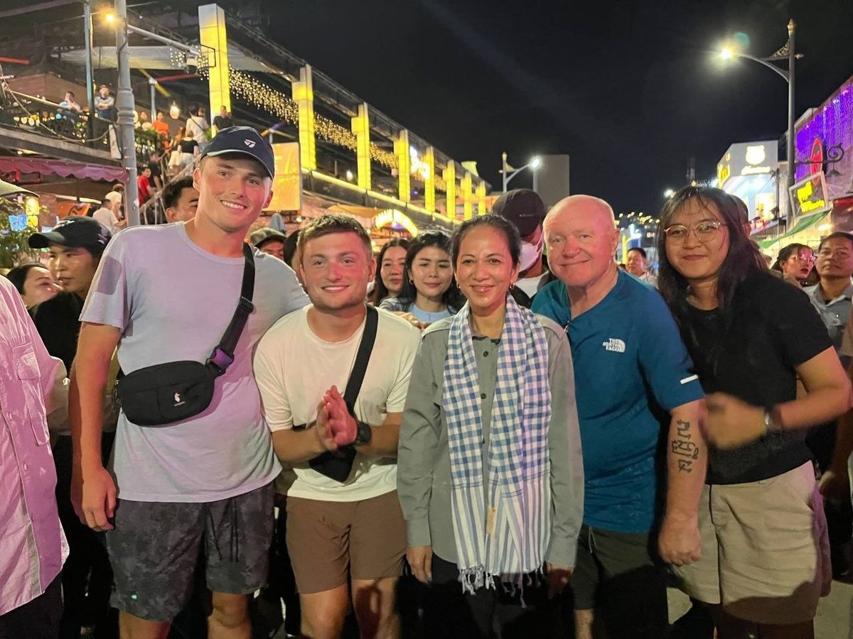 洪玛奈夫人于8月22日晚走访暹粒Pub Street,视察当