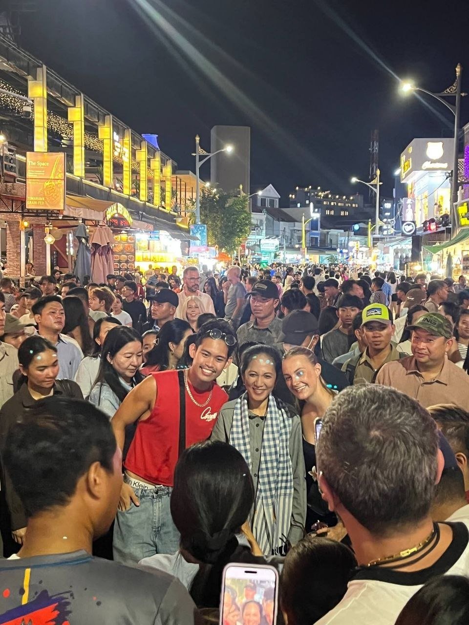 洪玛奈夫人于8月22日晚走访暹粒Pub Street,视察当