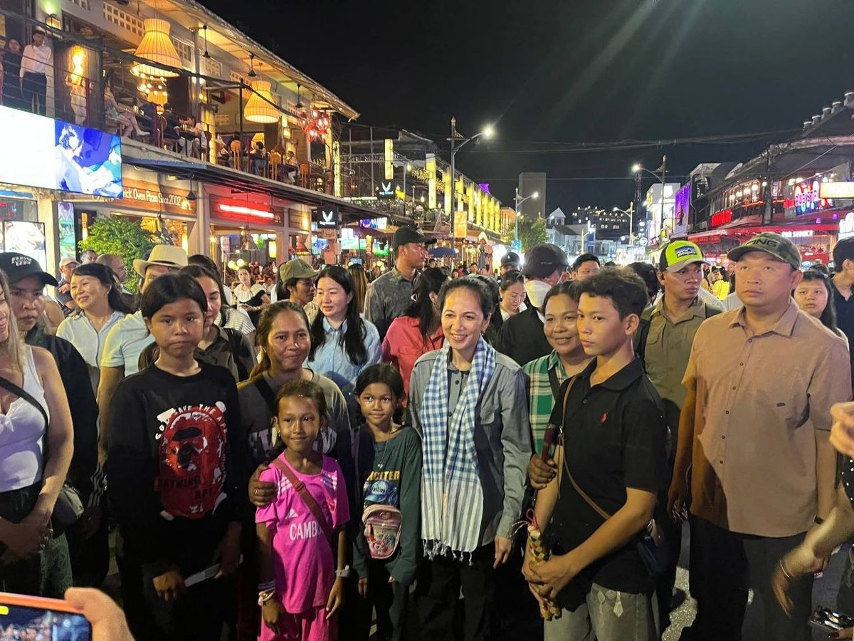 洪玛奈夫人于8月22日晚走访暹粒Pub Street,视察当